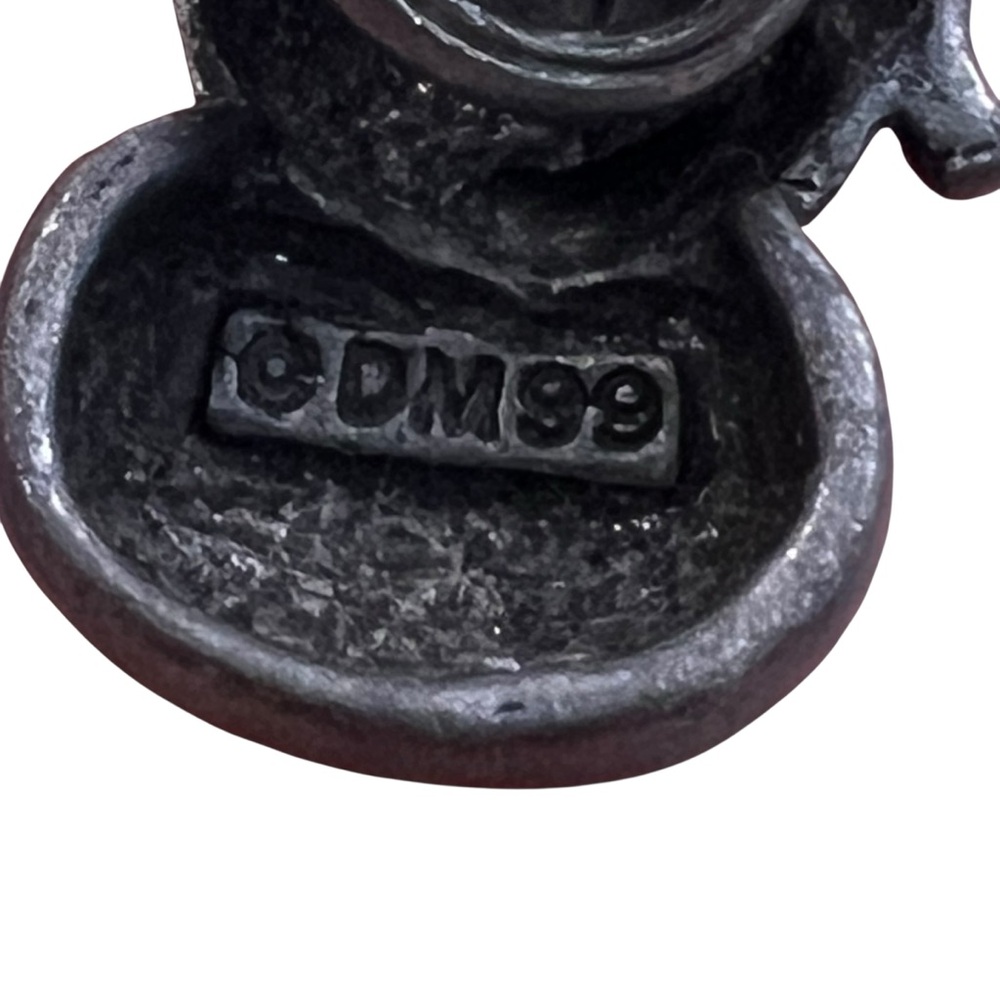 Pewter Snowman with Broom Silver Metal‎ Color Tie Hat Lapel Pin Signed DM 99 VTG - Picture 7 of 10